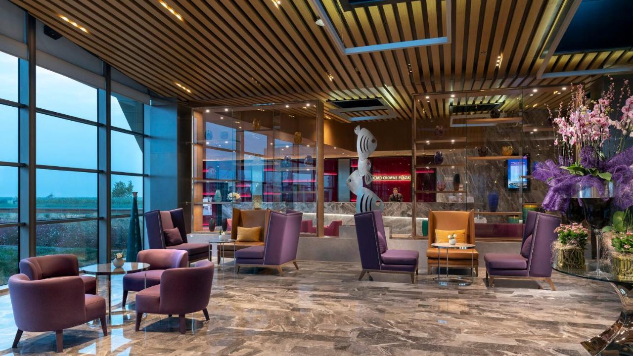 Crowne Plaza Florya Istanbul By Ihg Hotel Luaran gambar The lounge at the airport