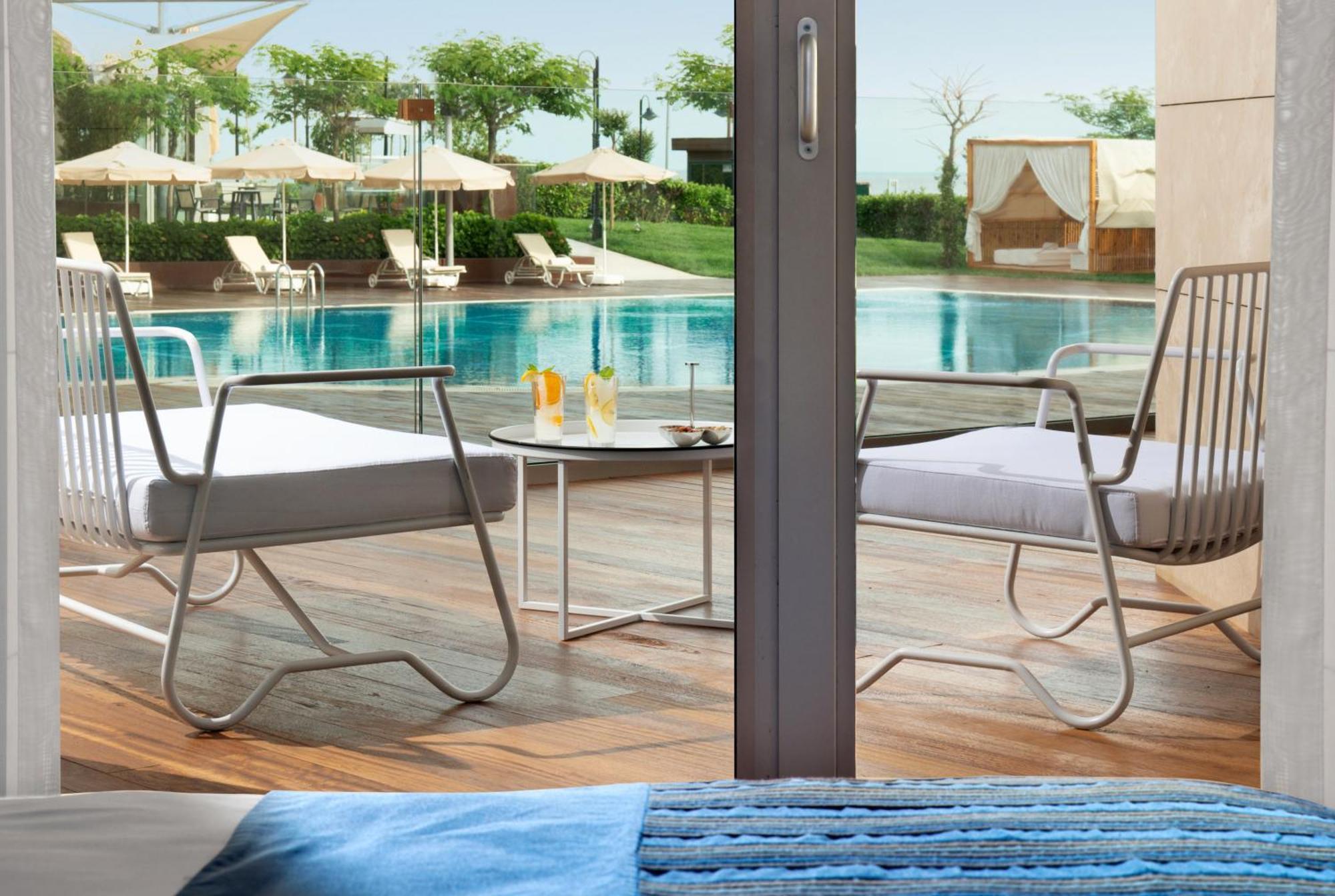 Crowne Plaza Florya Istanbul By Ihg Hotel Luaran gambar The swimming pool at the hotel
