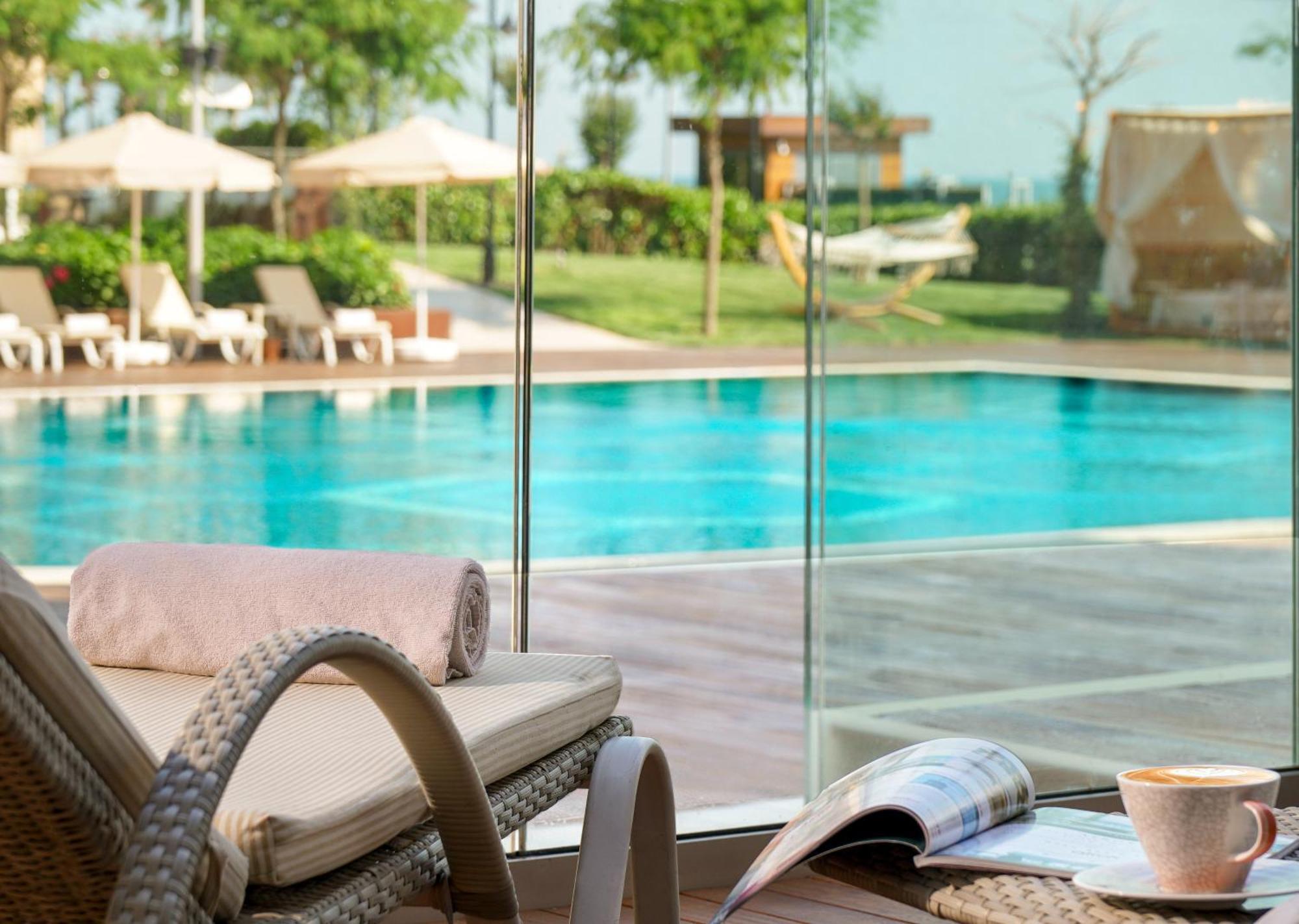 Crowne Plaza Florya Istanbul By Ihg Hotel Luaran gambar Pool at the hotel