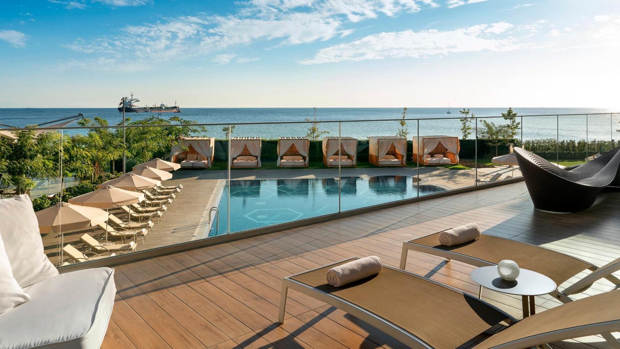 Crowne Plaza Florya Istanbul By Ihg Hotel Luaran gambar The pool at the hotel