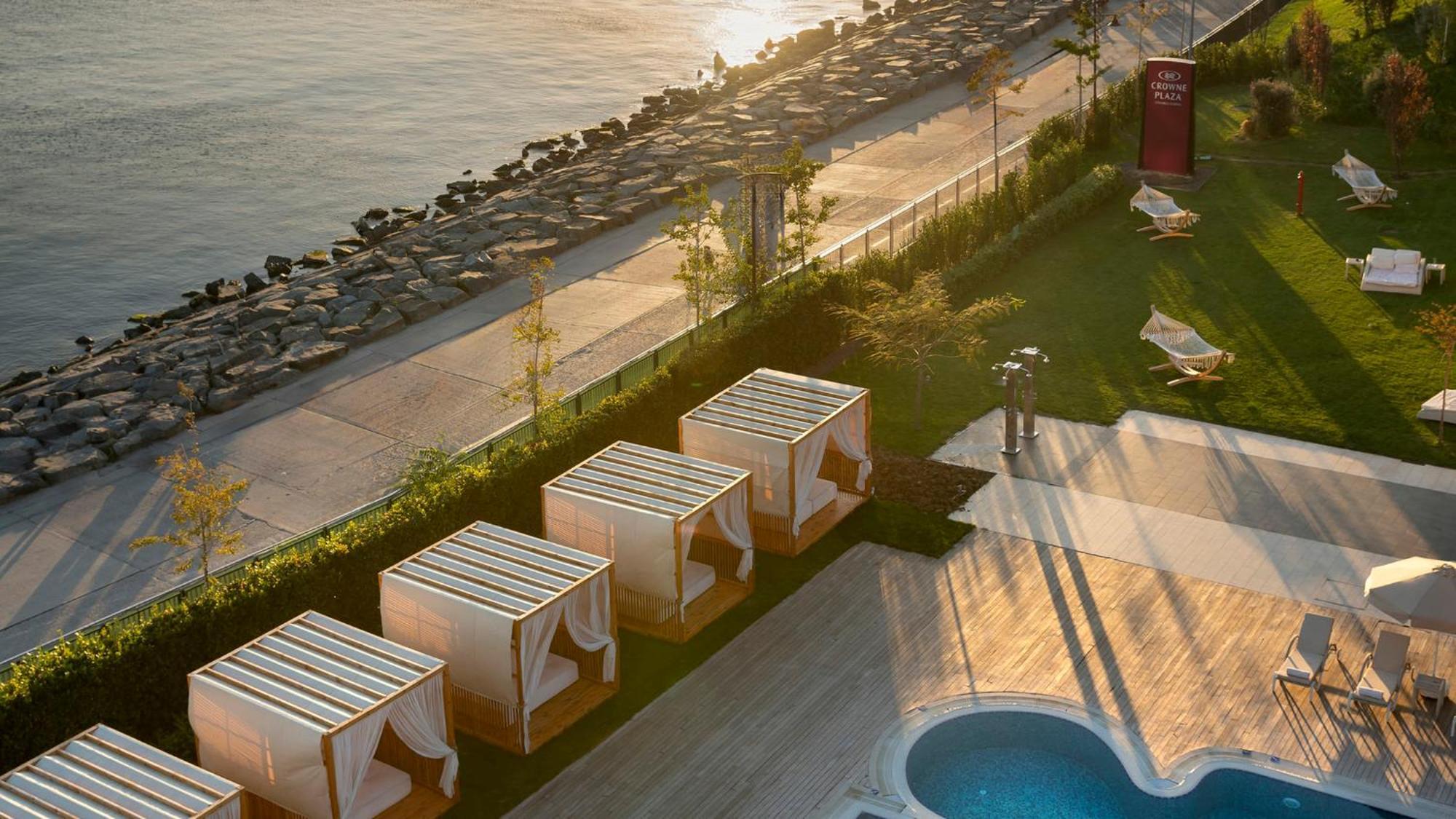Crowne Plaza Florya Istanbul By Ihg Hotel Luaran gambar The beach at the hotel