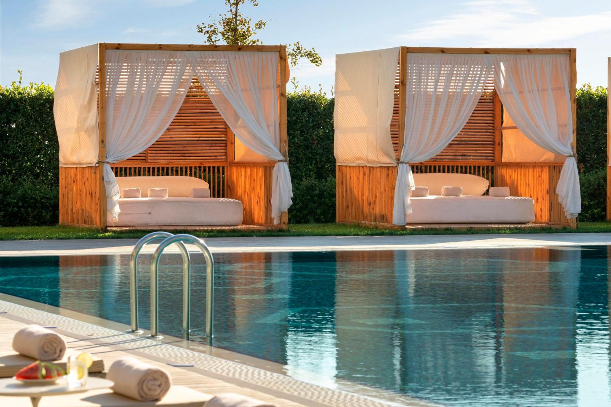 Crowne Plaza Florya Istanbul By Ihg Hotel Luaran gambar The swimming pool at the hotel
