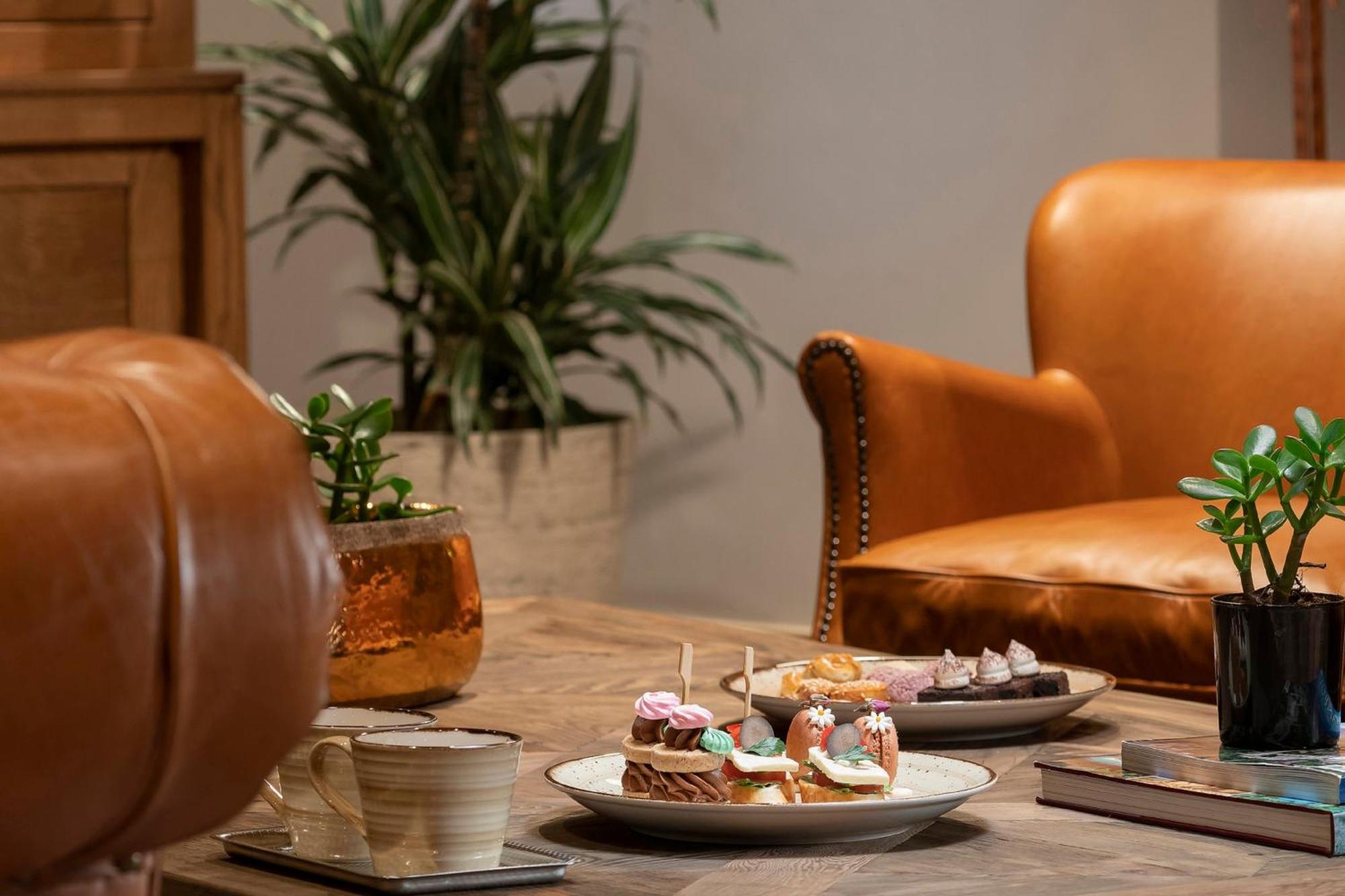 Crowne Plaza Florya Istanbul By Ihg Hotel Luaran gambar Afternoon tea at the hotel